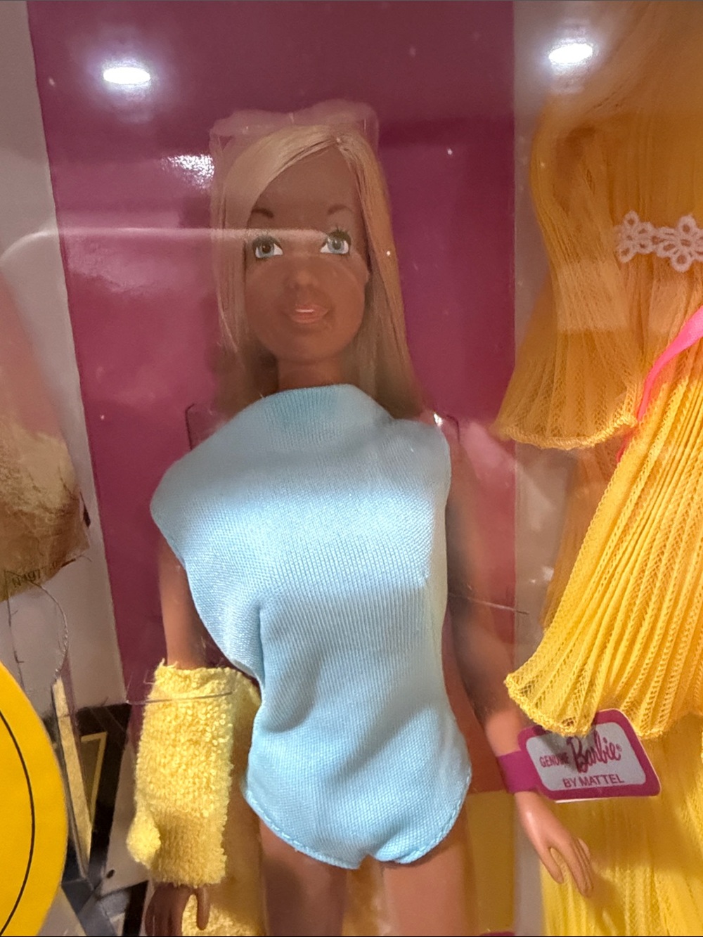 Barbie Malibu Doll 1971 with Light Blue Swimsuit and Bright Yellow Outfit - Picture 4 of 6